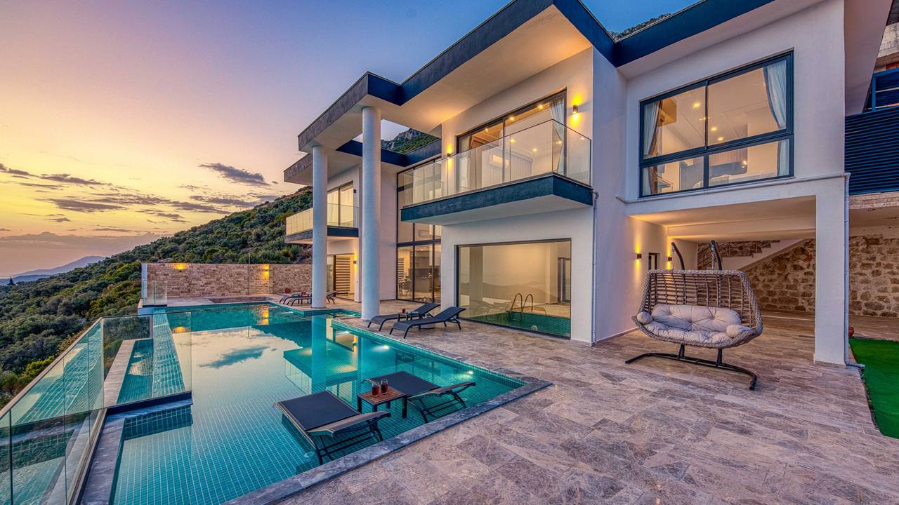 Modern villa med infinitypool i solnedgången